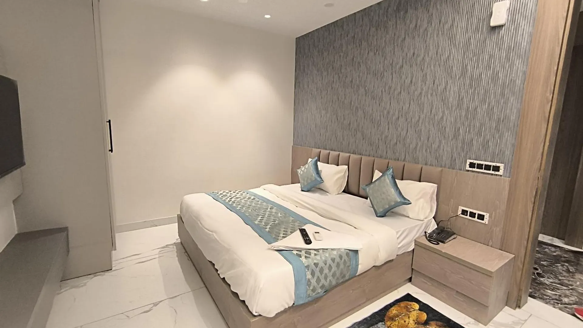 Hotel Prime Rooms - Satya Niketan Nr South Campus Metro New Delhi